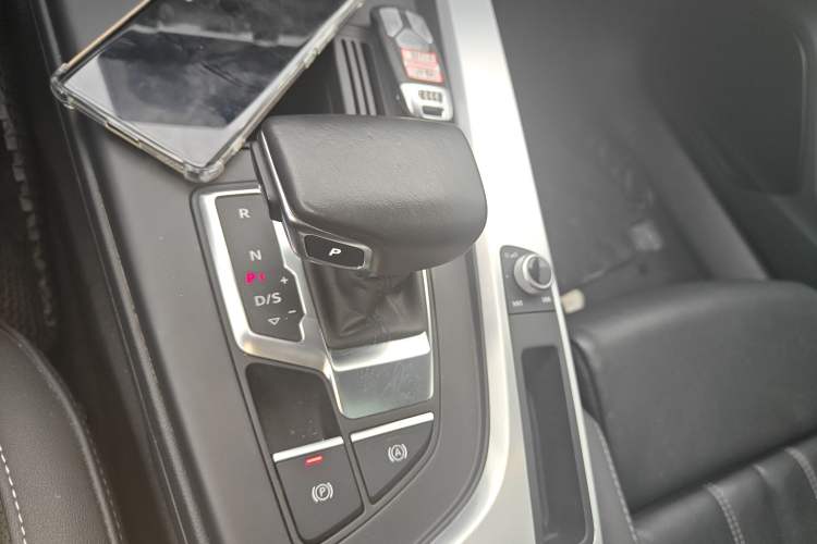 Used Audi A4L 2024 40 TFSI Fashion Dynamic Model Gear Lever