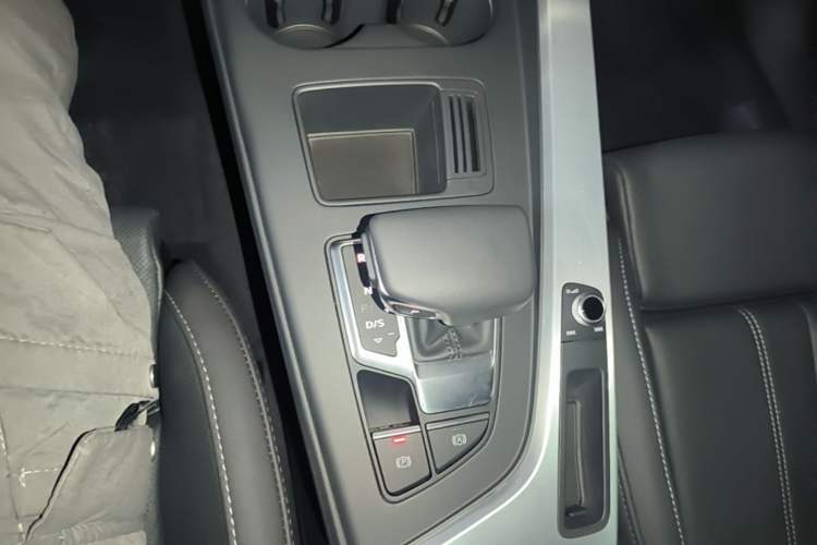 Used Audi A4L 2024 40 TFSI Fashion Dynamic Model Gear Lever