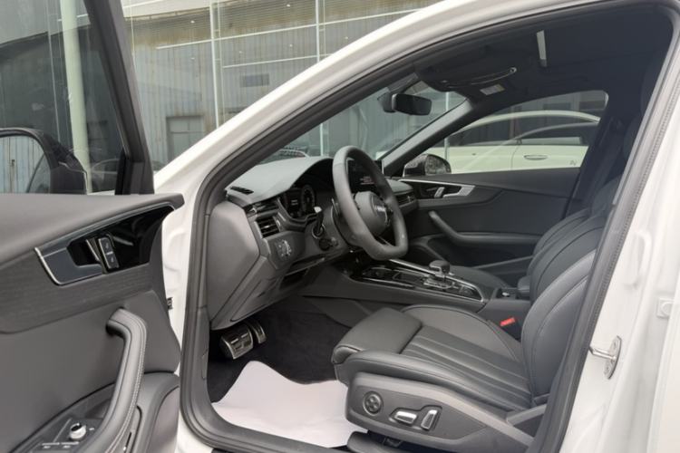 Used Audi A4L 2024 40 TFSI Luxury Dynamic Edition Interior 3