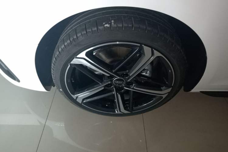 Used Audi A4L 2024 40 TFSI Luxury Dynamic Edition Left Front Wheel Hub