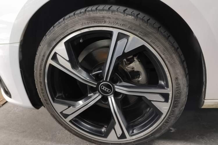 Used Audi A4L 2024 40 TFSI Luxury Dynamic Edition (Starry Night Version) Left Front Wheel Hub