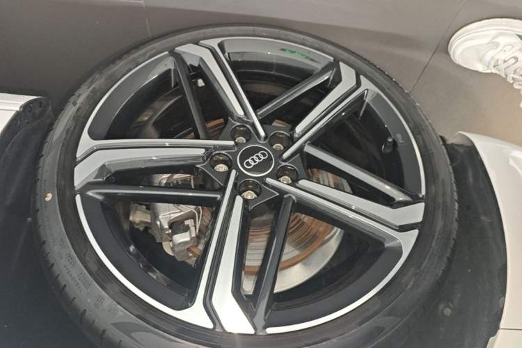 Used Audi A4L 2024 40 TFSI Luxury Dynamic Edition Left Front Wheel Hub