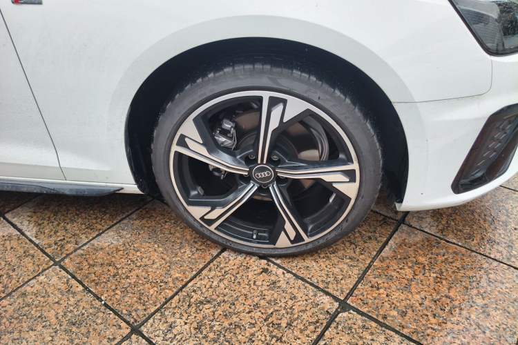 Used Audi A4L 2024 40 TFSI Luxury Dynamic Edition (Starry Night Version) Right Front Wheel Hub