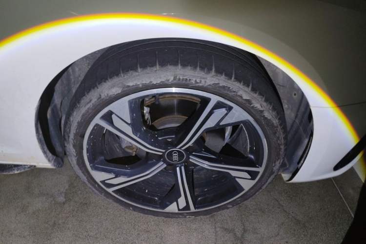 Used Audi A4L 2024 40 TFSI Luxury Dynamic Edition (Starry Night Version) Right Front Wheel Hub