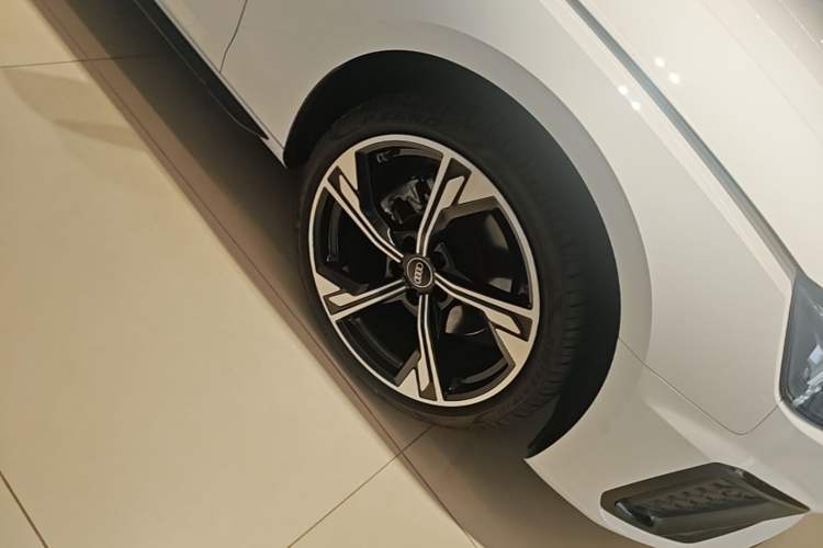 Used Audi A4L 2024 40 TFSI Luxury Dynamic Edition (Starry Night Version) Right Front Wheel Hub