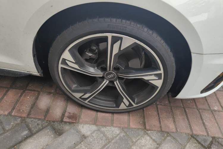 Used Audi A4L 2024 40 TFSI Luxury Dynamic Edition (Starry Night Version) Right Front Wheel Hub