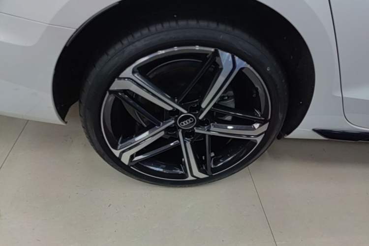 Used Audi A4L 2024 40 TFSI Luxury Dynamic Edition Right Rear Wheel Hub