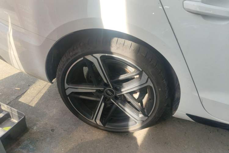Used Audi A4L 2024 40 TFSI Luxury Dynamic Edition Right Rear Wheel Hub
