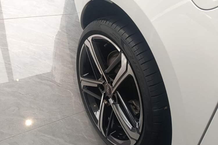Used Audi A4L 2024 40 TFSI Luxury Dynamic Edition Right Rear Wheel Hub