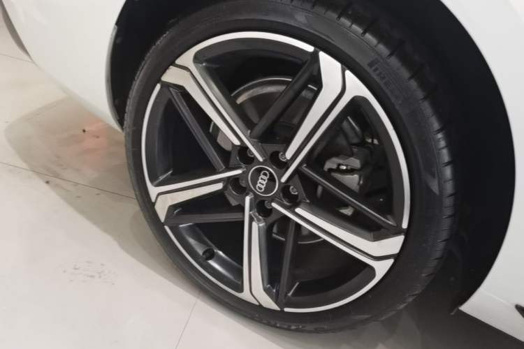 Used Audi A4L 2024 40 TFSI Luxury Dynamic Edition Right Rear Wheel Hub