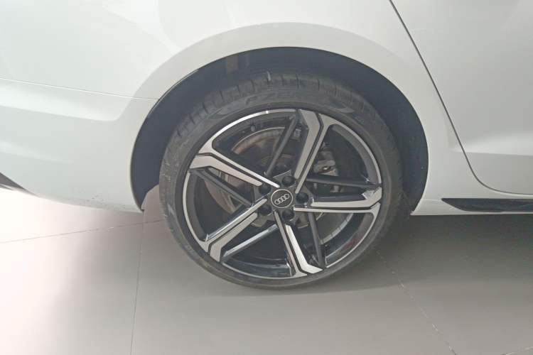 Used Audi A4L 2024 40 TFSI Luxury Dynamic Edition Right Rear Wheel Hub