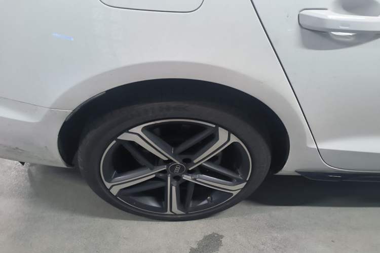 Used Audi A4L 2024 40 TFSI Luxury Dynamic Edition Right Rear Wheel Hub