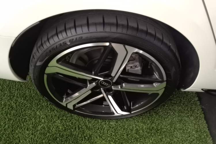 Used Audi A4L 2024 40 TFSI Luxury Dynamic Edition Right Rear Wheel Hub
