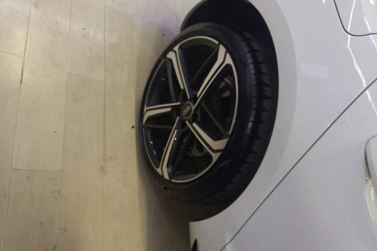 Used Audi A4L 2024 40 TFSI Luxury Dynamic Edition Right Rear Wheel Hub