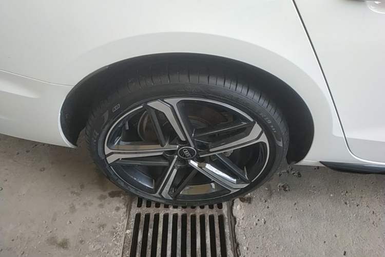 Used Audi A4L 2024 40 TFSI Luxury Dynamic Edition Right Rear Wheel Hub