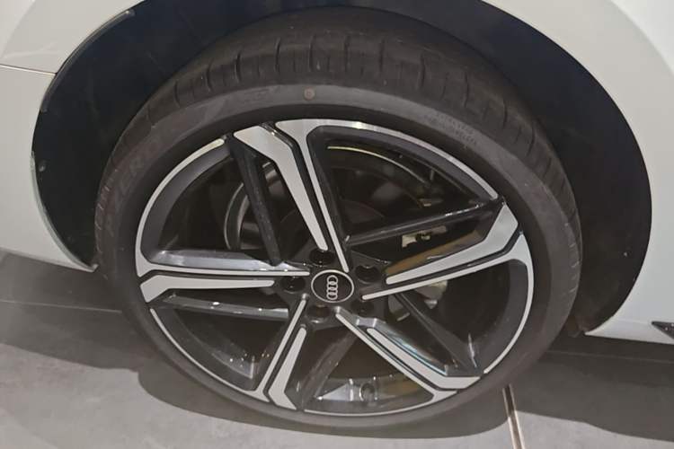 Used Audi A4L 2024 40 TFSI Luxury Dynamic Edition Right Rear Wheel Hub