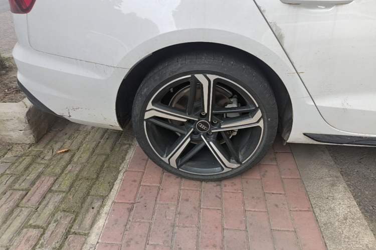Used Audi A4L 2024 40 TFSI Luxury Dynamic Edition Right Rear Wheel Hub