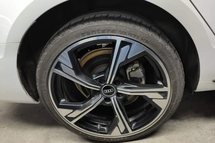Used Audi A4L 2024 40 TFSI Luxury Dynamic Edition (Starry Night Version) Right Rear Wheel Hub