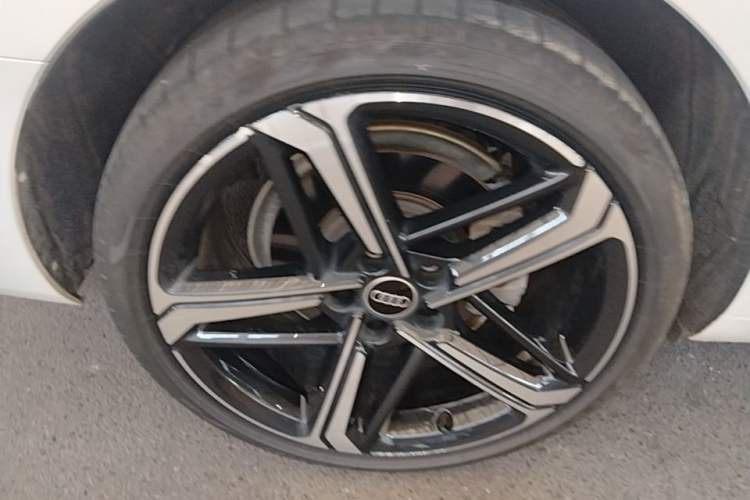 Used Audi A4L 2024 40 TFSI Luxury Dynamic Edition Right Rear Wheel Hub
