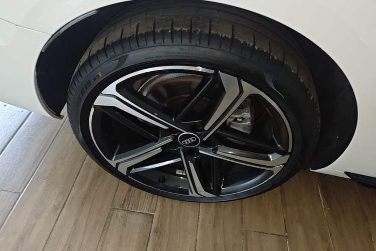 Used Audi A4L 2024 40 TFSI Luxury Dynamic Edition Right Rear Wheel Hub