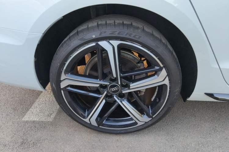 Used Audi A4L 2024 40 TFSI Luxury Dynamic Edition Right Rear Wheel Hub