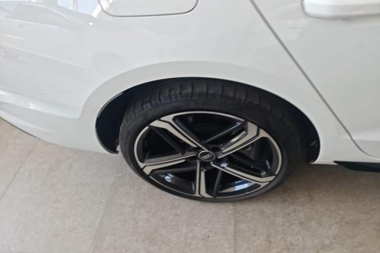 Used Audi A4L 2024 40 TFSI Luxury Dynamic Edition Right Rear Wheel Hub