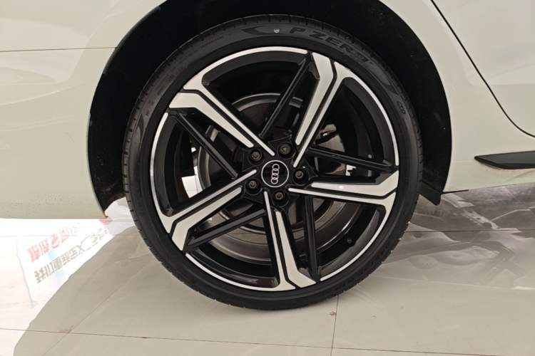 Used Audi A4L 2024 40 TFSI Luxury Dynamic Edition Right Rear Wheel Hub