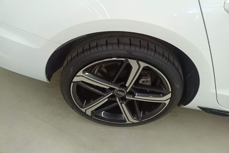 Used Audi A4L 2024 40 TFSI Luxury Dynamic Edition Right Rear Wheel Hub