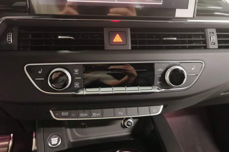 Used Audi A4L 2025 2 Million Units Enjoyment Version 40 TFSI Luxury Dynamic Edition Audio And AC Panel