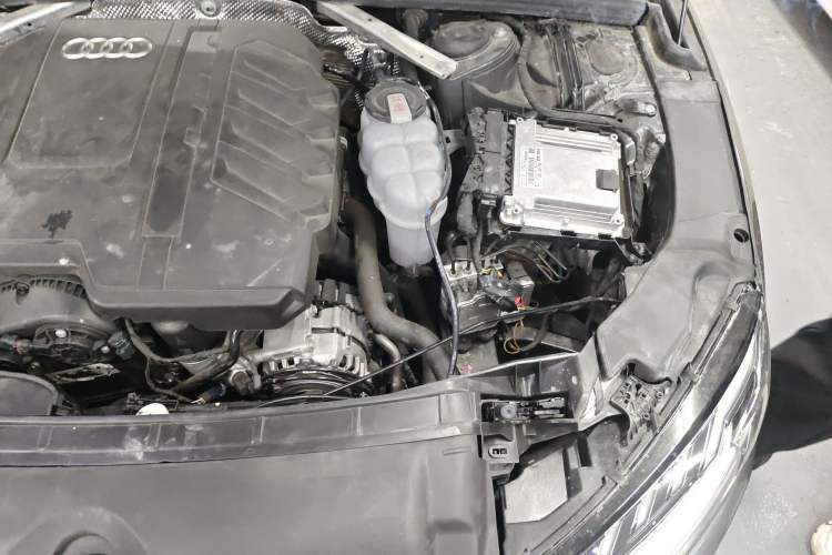 Used Audi A4L 2025 2 Million Units Enjoyment Version 40 TFSI Stylish and Dynamic Type Engine Bay Left