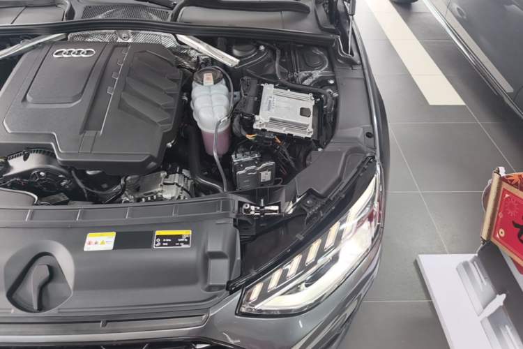 Used Audi A4L 2025 2 Million Units Enjoyment Version 40 TFSI Luxury Dynamic Edition Engine Bay Left