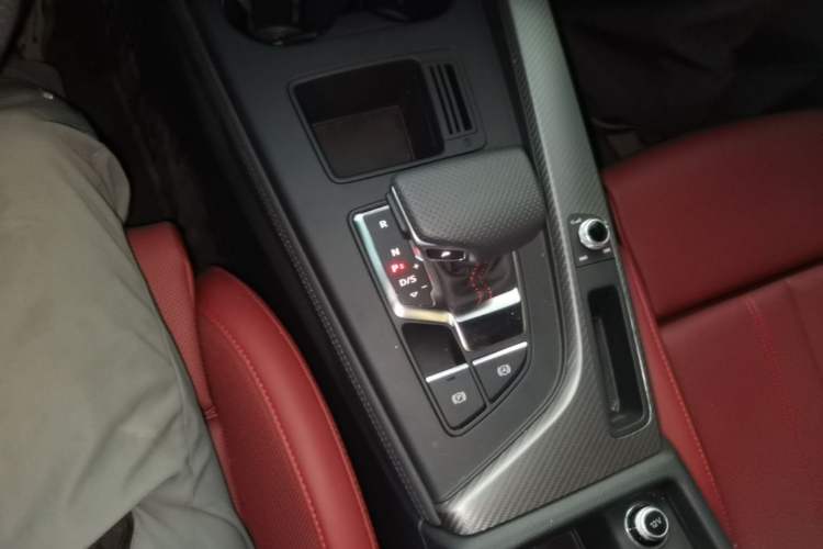 Used Audi A4L 2025 2 Million Units Enjoyment Version 40 TFSI Luxury Dynamic Edition Gear Lever
