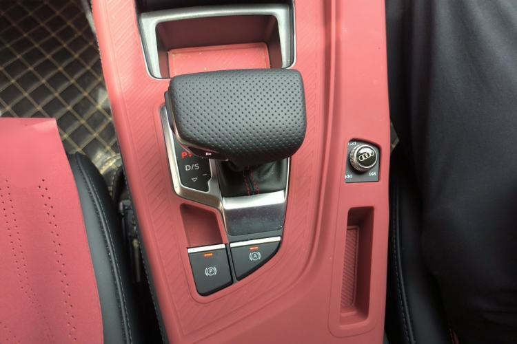 Used Audi A4L 2025 2 Million Units Enjoyment Version 40 TFSI Luxury Dynamic Edition Gear Lever