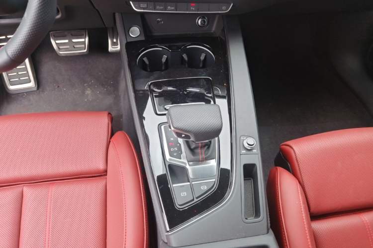 Used Audi A4L 2025 2 Million Units Enjoyment Version 40 TFSI Luxury Dynamic Edition Gear Lever