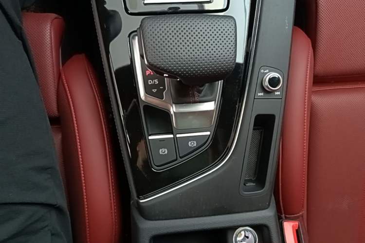 Used Audi A4L 2025 2 Million Units Enjoyment Version 40 TFSI Luxury Dynamic Edition Gear Lever