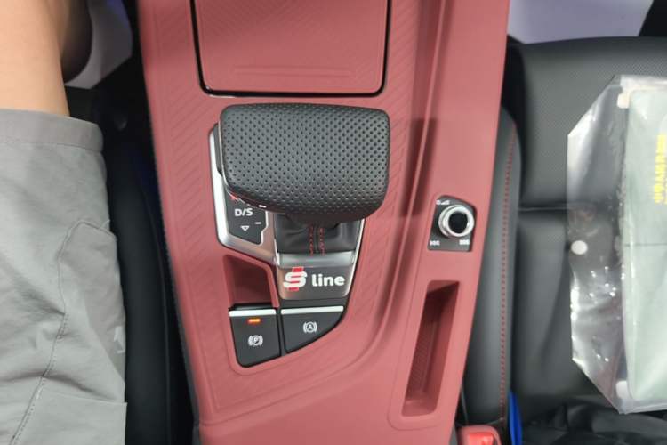 Used Audi A4L 2025 2 Million Units Enjoyment Version 40 TFSI Luxury Dynamic Edition Gear Lever