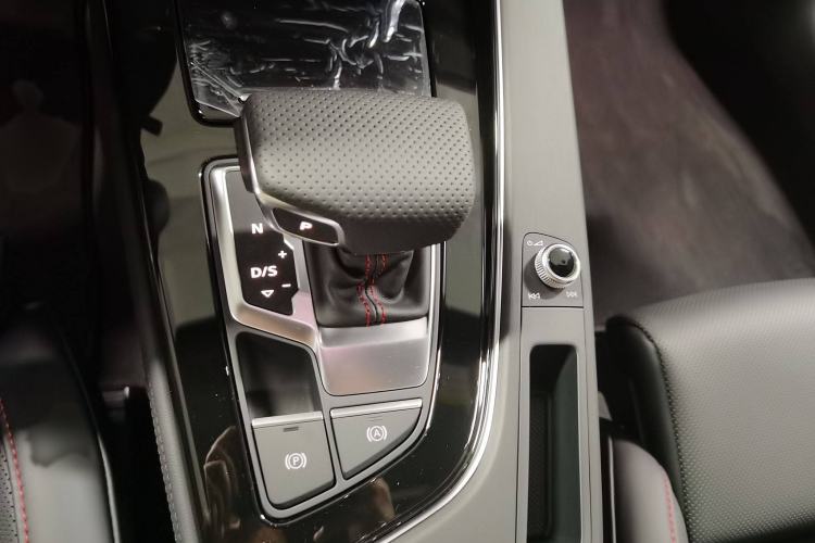 Used Audi A4L 2025 2 Million Units Enjoyment Version 40 TFSI Luxury Dynamic Edition Gear Lever
