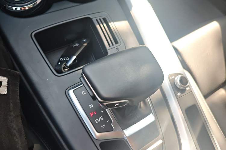 Used Audi A4L 2025 2 Million Units Enjoyment Version 40 TFSI Stylish and Dynamic Type Gear Lever