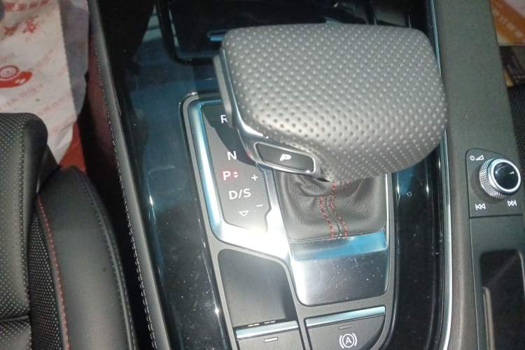 Used Audi A4L 2025 2 Million Units Enjoyment Version 40 TFSI Luxury Dynamic Edition Gear Lever