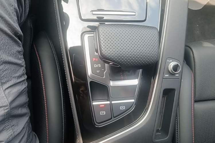 Used Audi A4L 2025 2 Million Units Enjoyment Version 40 TFSI Luxury Dynamic Edition Gear Lever