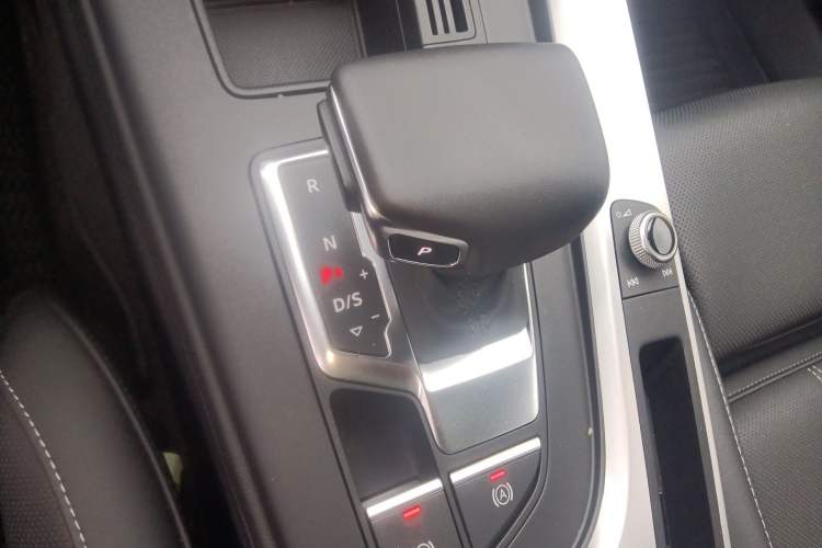 Used Audi A4L 2025 2 Million Units Enjoyment Version 40 TFSI Stylish and Dynamic Type Gear Lever