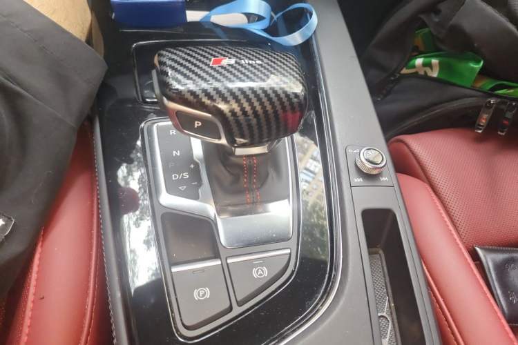 Used Audi A4L 2025 2 Million Units Enjoyment Version 40 TFSI Luxury Dynamic Edition Gear Lever
