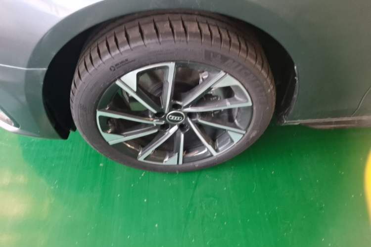 Used Audi A4L 2025 2 Million Units Enjoyment Version 40 TFSI Luxury Dynamic Edition Left Front Wheel Hub