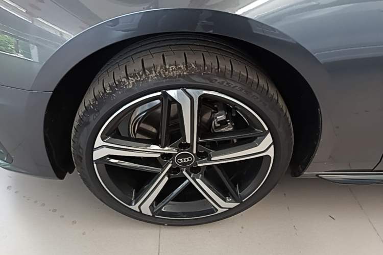 Used Audi A4L 2025 2 Million Units Enjoyment Version 40 TFSI Luxury Dynamic Edition Left Front Wheel Hub