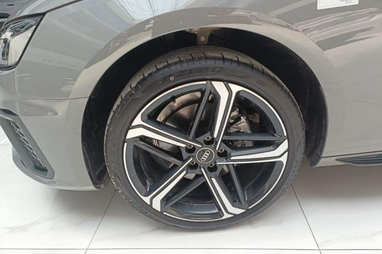 Used Audi A4L 2025 2 Million Units Enjoyment Version 40 TFSI Luxury Dynamic Edition Left Front Wheel Hub
