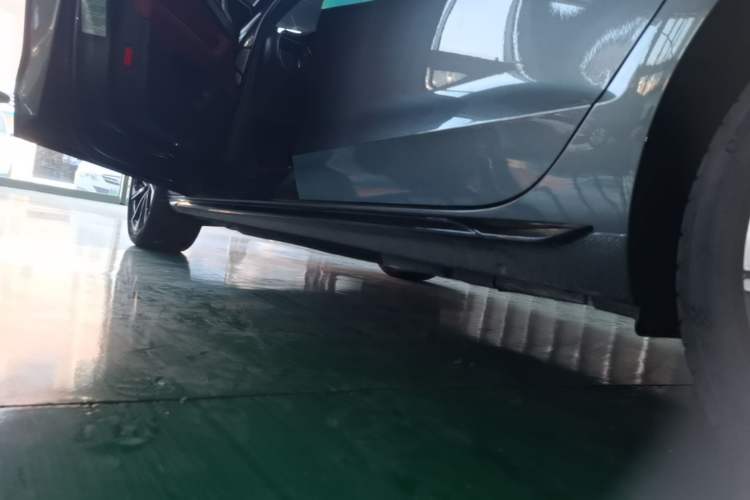 Used Audi A4L 2025 2 Million Units Enjoyment Version 40 TFSI Luxury Dynamic Edition Left Side Sill