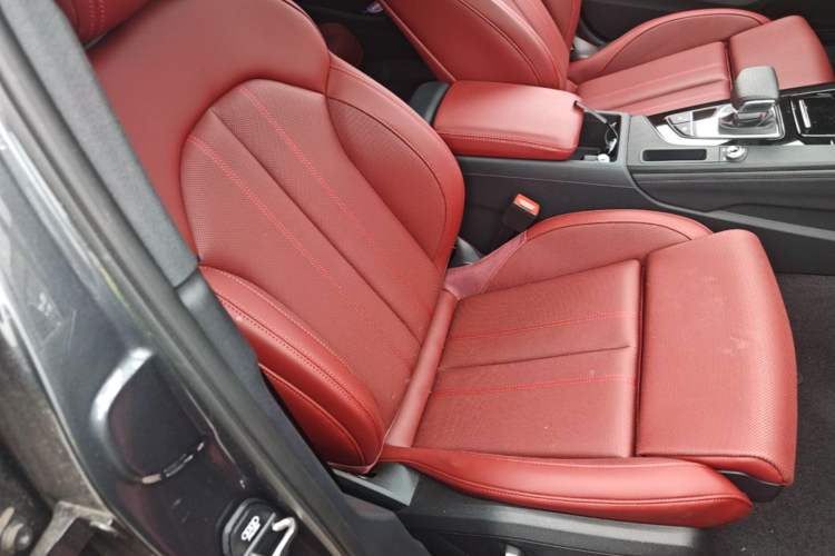 Used Audi A4L 2025 2 Million Units Enjoyment Version 40 TFSI Luxury Dynamic Edition Right Front Seat