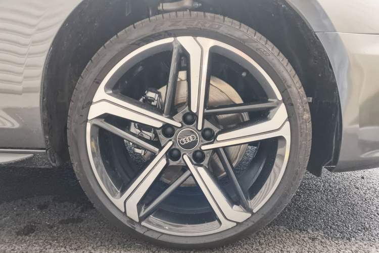 Used Audi A4L 2025 2 Million Units Enjoyment Version 40 TFSI Luxury Dynamic Edition Right Front Wheel Hub