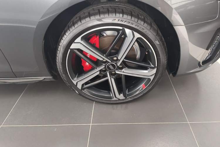 Used Audi A4L 2025 2 Million Units Enjoyment Version 40 TFSI Luxury Dynamic Edition Right Front Wheel Hub