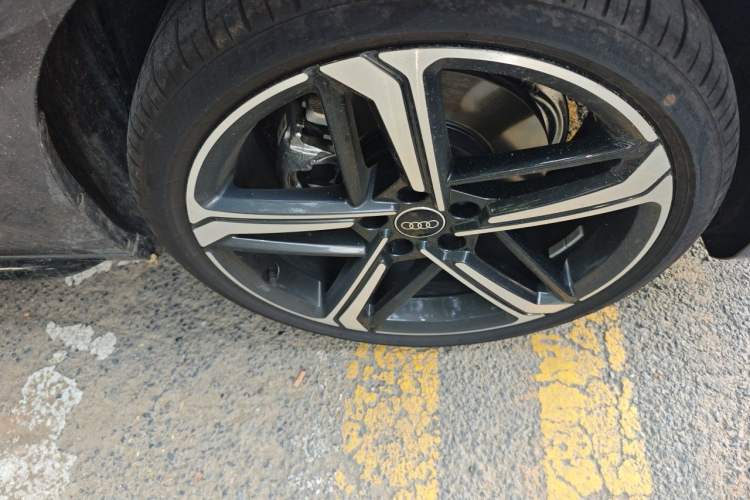 Used Audi A4L 2025 2 Million Units Enjoyment Version 40 TFSI Luxury Dynamic Edition Right Front Wheel Hub